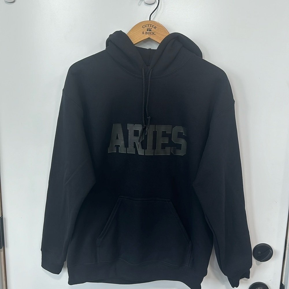 Gildan Aries Hoodie Black Size Medium kangaroo pocket Long Sleeves Fleece